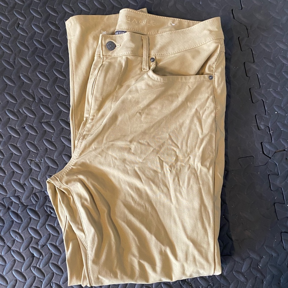 American Eagle Outfitters Active Flex Khaki pants
34x30